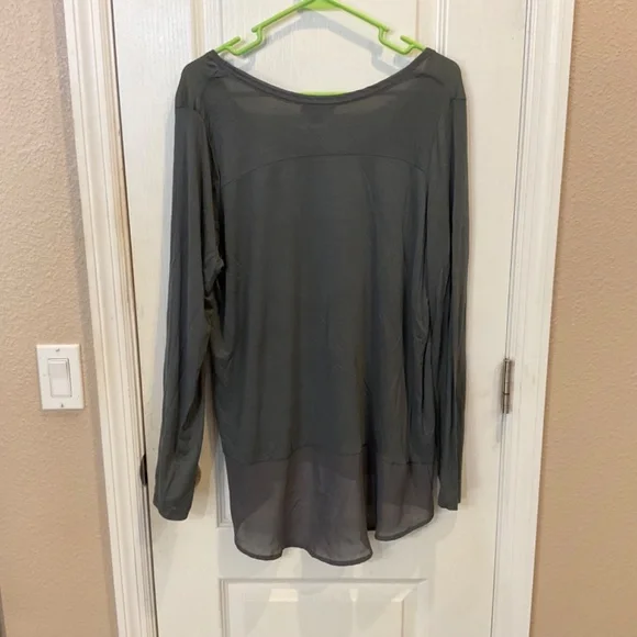 Fifth Sun Dark Gray Printed Glitter Long Sleeve Tunic Top - XL - Excellent - Picture 3 of 4